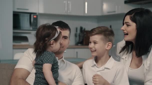 Famiglia felice seduta sul divano a casa — Video Stock