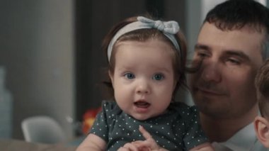 Baba evde kollarında küçük kızla