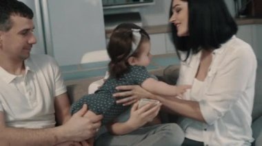 mutlu aile evde kanepede Smartphone kullanarak
