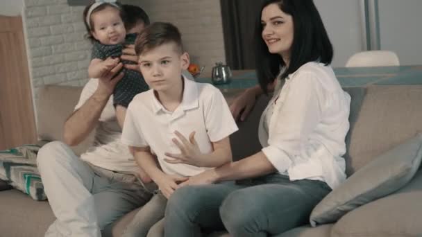 Jovem família emocionalmente assistindo futebol na tv — Vídeo de Stock