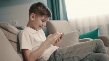 Duygusal çocuk Smartphone'da evde oyun oynuyor