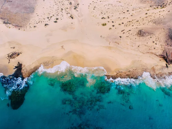 Vista aérea da praia de areia limpa pelo oceano — Fotografia de Stock