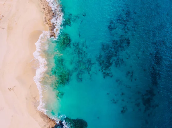 Вид з повітря на чистий піщаний пляж біля океану — стокове фото