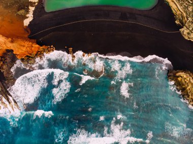 Siyah beach El Golfo ve yeşil volkanik göl Adası Lanzarote, havadan görünümü