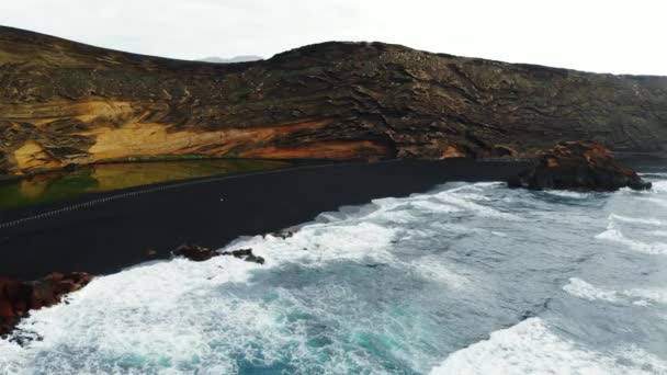 Czarna plaża El Golfo na Lanzarote, Wyspy Kanaryjskie, Hiszpania — Wideo stockowe