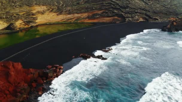 Svart stranden El Golfo på Lanzarote, Kanarieöarna, Spanien — Stockvideo