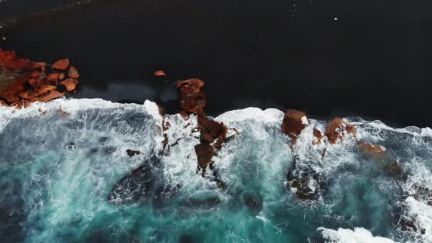 Rompiendo olas en rocas en el lado negro del Océano Atlántico — Vídeos de Stock