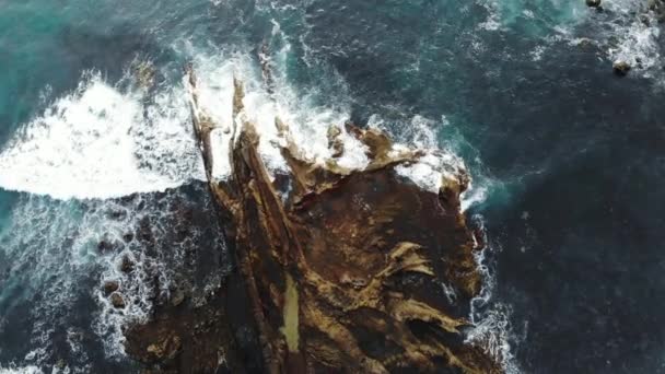Våg bryter på stenar på svart sida av Atlanten — Stockvideo