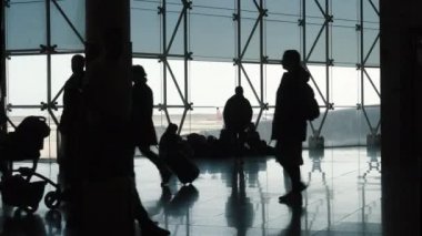 İnsanlar Havaalanı terminal geçme siluet