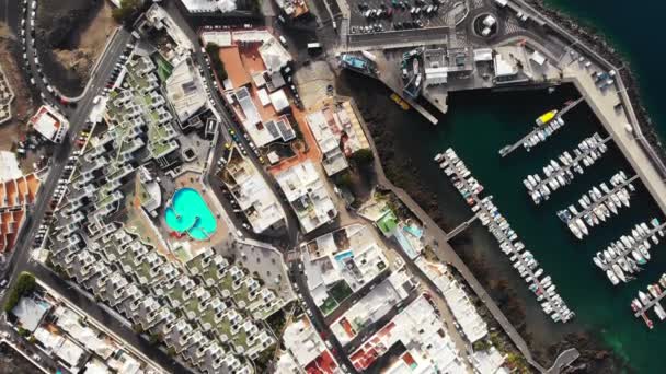 Tiro con dron sobre la ciudad de Puerto Del Carmen, Islas Canarias, España — Vídeos de Stock