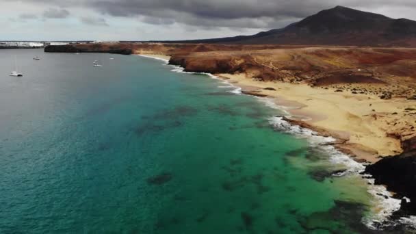 Γραφική θέα στην παραλία Papagayo στο νησί Lanzarote — Αρχείο Βίντεο