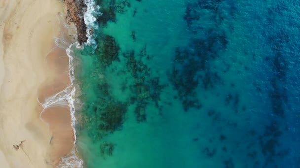 Luftaufnahme des schönen Papagayo-Strandes auf den Kanarischen Inseln — Stockvideo