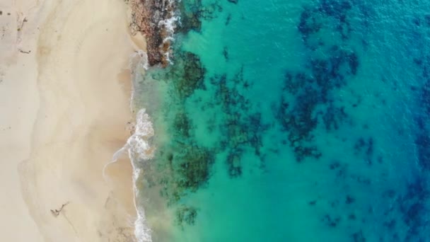 Чистый пляж на острове Лароте, вид с воздуха — стоковое видео