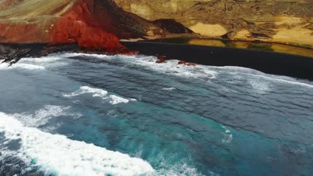 Playa negra El Golfo en Lanzarote, Islas Canarias, España — Vídeo de stock