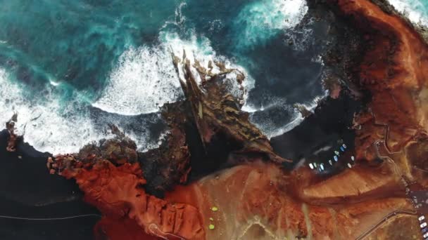 La vague se brise sur les rochers du côté noir de l'océan Atlantique — Video