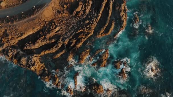 Ondas oceânicas colidem contra penhascos afiados de costa, tiro drone — Vídeo de Stock