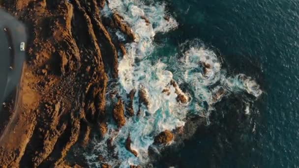 Океанские волны врезаются в острые скалы берега, беспилотники — стоковое видео