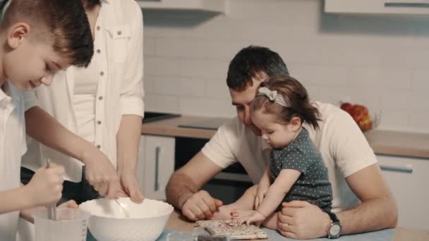 Mladá rodina přípravy jídla v kuchyni doma — Stock video