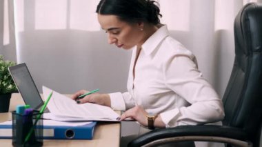 Belge Çalışma Alanı'nda ile ilgilenen işçisi kadın ofis