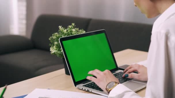 Junge Frau benutzt Computer an ihrem Arbeitsplatz im Büro — Stockvideo