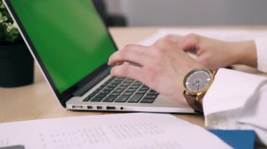 Ofiste dizüstü klavye yazarak eller