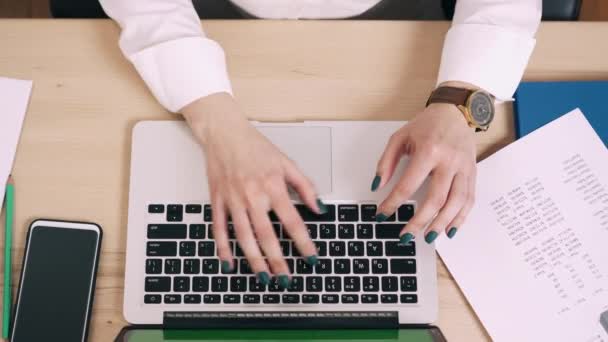 Νεαρή γυναίκα να χρησιμοποιεί τον υπολογιστή στο χώρο εργασίας της στο γραφείο — Αρχείο Βίντεο