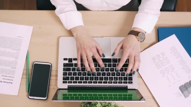 Молодая женщина использует компьютер на своем рабочем месте в офисе, зеленый экран — стоковое видео