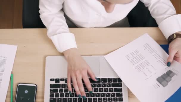 Jonge vrouw computer gebruikt op haar werkplek op kantoor, bovenaanzicht — Stockvideo