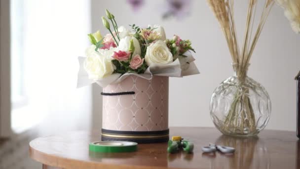 Kwiaciarnie biurko z narzędzia i bukiety, zbliżenie — Wideo stockowe