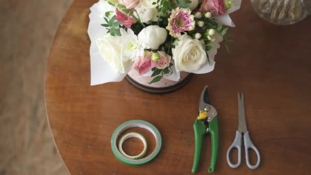 Scrivania fioristi con utensili e mazzi di fiori, vista dall'alto — Video Stock