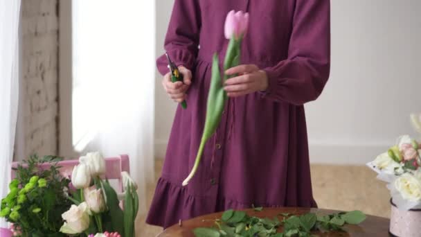 Vrouwelijke bloemist snoeien bloem stengel — Stockvideo