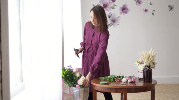 Fêmea florista poda haste da flor — Vídeo de Stock