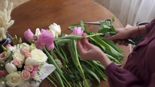 Feminino floristas mãos podadas com talos de tule — Vídeo de Stock