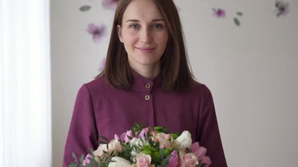 Porträt der Floristin mit Blumenstrauß von ihr — Stockvideo