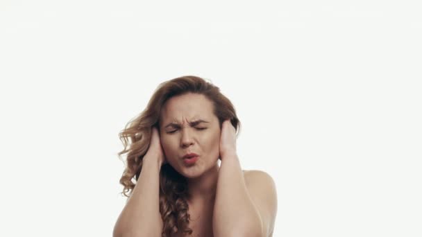 Retrato de mujer con dolor de cabeza sobre fondo blanco — Vídeo de stock