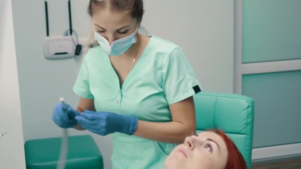 Giovane dentista femminile che si prepara per la chirurgia — Video Stock