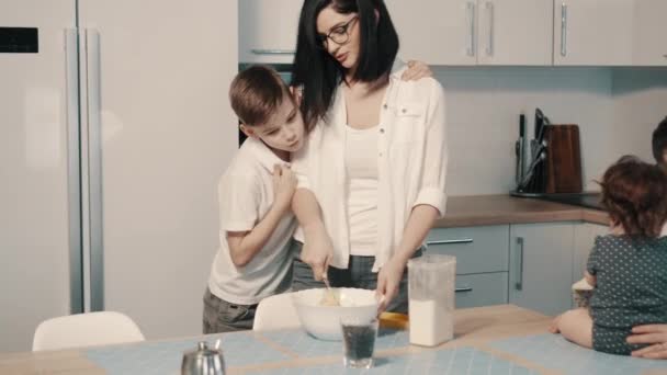 Jonge gelukkige familie diner samen koken in de keuken — Stockvideo