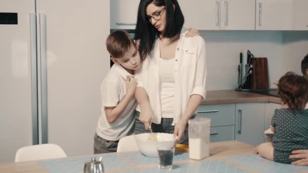 Jóvenes feliz familia cocina cena juntos en la cocina — Vídeos de Stock