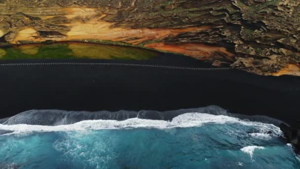 Paysage naturel multicolore avec vue sur les oiseaux, Lanzarote — Video