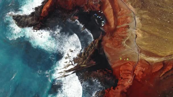 Hullám törés sziklák fekete oldalán az Atlanti-óceán — Stock videók