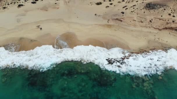Letecký pohled vlny přestávka na bílé písečné pláži. — Stock video