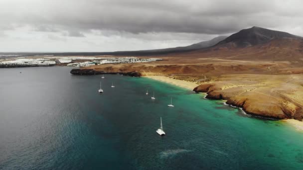 Γραφική θέα στην παραλία Papagayo στο νησί Lanzarote — Αρχείο Βίντεο