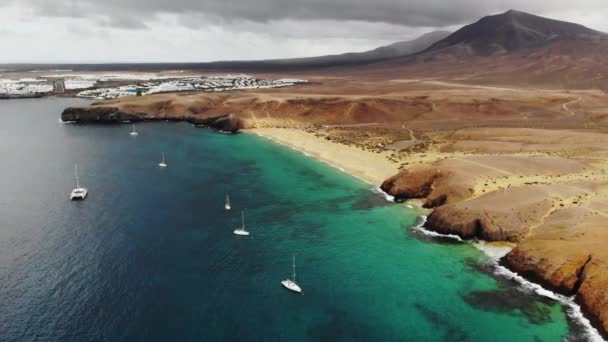 Papagayo plajına yakın yelkenli yatlar havadan görünümü — Stok video