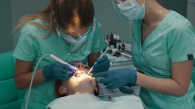 Ultrasonik Diş Temizleme. Sağlam dişler kaldırılması.