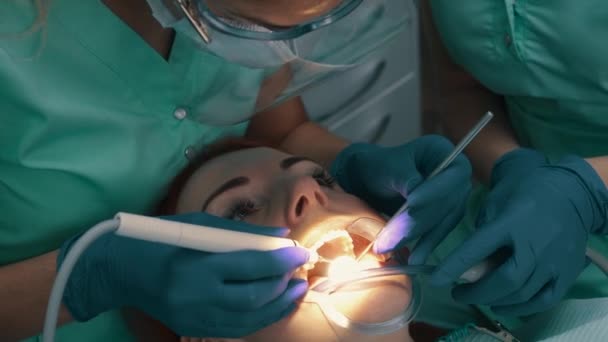 Limpeza ultra-sônica dos dentes. Remoção de dentes sólidos . — Vídeo de Stock