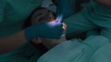 İnterdental boşluk, ipi ile yumuşak plak kaldırılması temizliği.