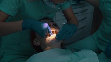İnterdental boşluk, ipi ile yumuşak plak kaldırılması temizliği.