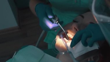 Ultrasonik temizlendikten sonra çamaşır makinesi kullanarak su ile durulama emaye yüzey.