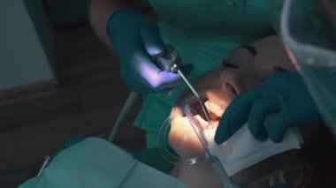 Ultrasonik temizlendikten sonra çamaşır makinesi kullanarak su ile durulama emaye yüzey.