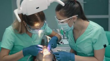 Ultrasonik temizlendikten sonra çamaşır makinesi kullanarak su ile durulama emaye yüzey.